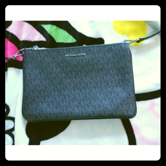 Michael Kors Handbags - Michael Kors Jet Set crossbody